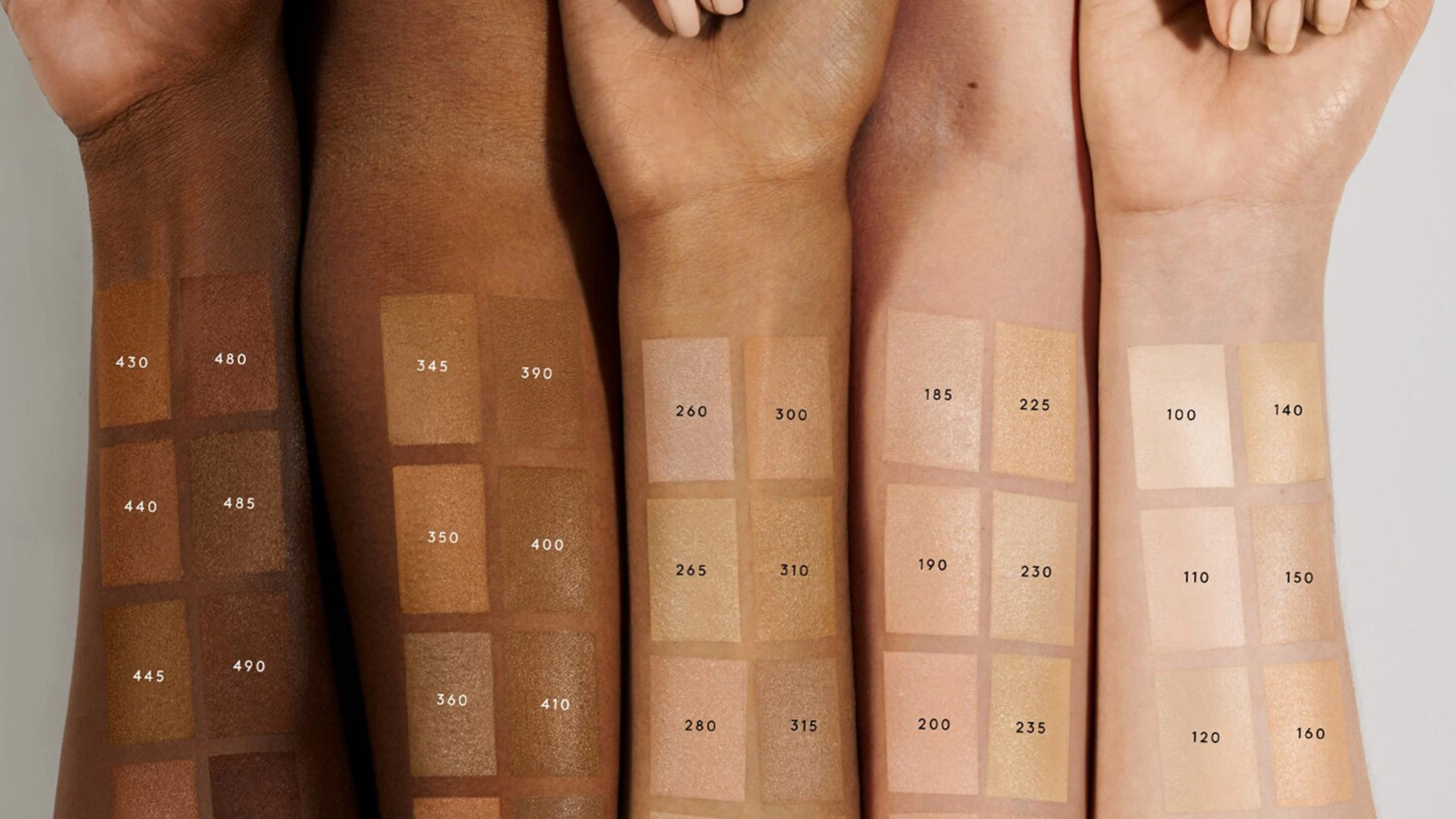 En abril de 2025, Fenty Beauty volvió a marcar agenda con el lanzamiento de Soft’Lit, su nueva base de maquillaje. Fiel a su identidad, la marca apostó fuerte por la inclusión desde el primer minu